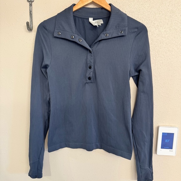 Athleta Flurry Seamless Henley Top Fitted Button Down Shirt - Picture 2 of 10